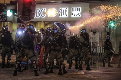 香港各地で「奇襲デモ」、 駅で消火器や催涙弾も 週末のデモは10週連続