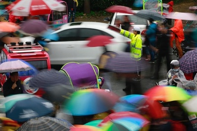 四川の交通警察、通行中の市民をたたく動画流れる 警官らを取り調べ