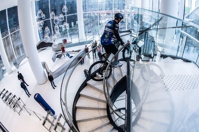 【今日の1枚】自転車で挑戦！ 高層ビル「登頂」