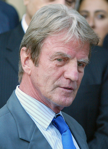 クシュネル仏外相、イラクを電撃訪問