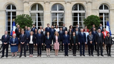 フランスのフィリップ内閣総辞職 大統領府発表