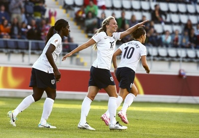 マンCの女子選手、ファン・ハール監督との写真撮影を謝罪