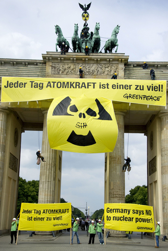 命がけの作業、ベルリンの象徴に巨大反核メッセージ