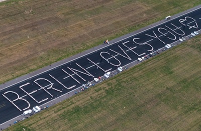 「Berlin loves you」 閉鎖の独空港でディナーイベント