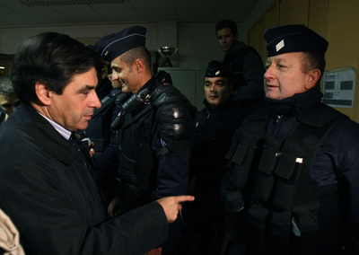 パリ近郊での暴動、警官120人が負傷　政府は対策強化へ