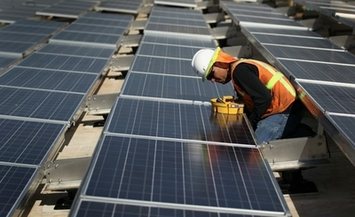 ホワイトハウスに太陽光パネル、大統領がエコライフ率先へ