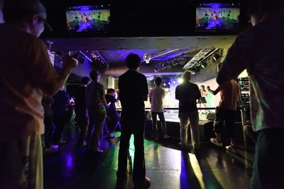 少女アイドルに熱中する日本 「崇拝」か「小児性愛」か