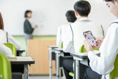 韓国・教員の7割「スマホ使用めぐる生徒との対立、ますます深刻に」