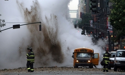 ＮＹ中心部で蒸気管破裂による大爆発、テロとは無関係