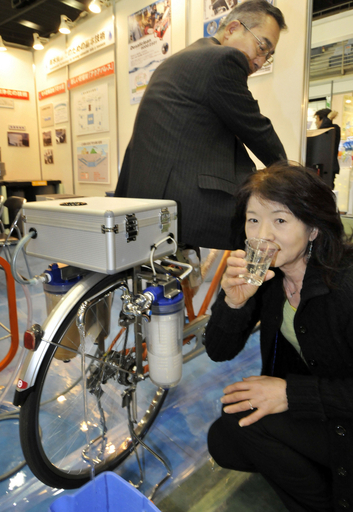 ペダルをこぐだけ、日本メーカーが開発した魔法の「自転車浄水器」