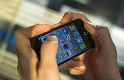 スマートフォン使用で体を痛める人が増加、使いすぎにご用心