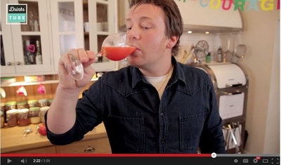 英人気シェフJ・オリバー氏のドリンク番組、ユーチューブに登場