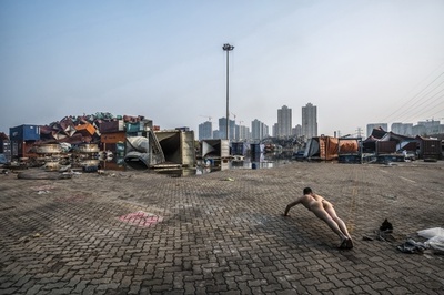 「全裸腕立て伏せ」で社会批判、中国のアーティスト・区志航さん