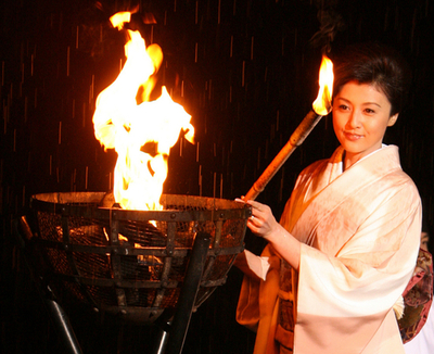 藤原紀香、伝承の饗宴で火入れの儀に参加 - 東京