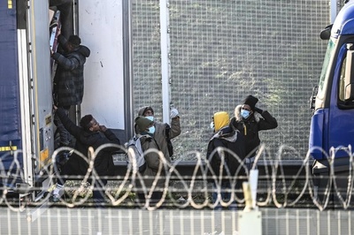 英国入り夢見て冒す危険、トラックに潜り込む移民 英仏海峡