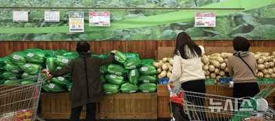 「大変なキムジャン、もうしない」韓国で進むキムチ購入…市場の材料店は閑散