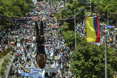 【今日の1枚】毎日が綱渡り、デモ参加者が体を張って表現
