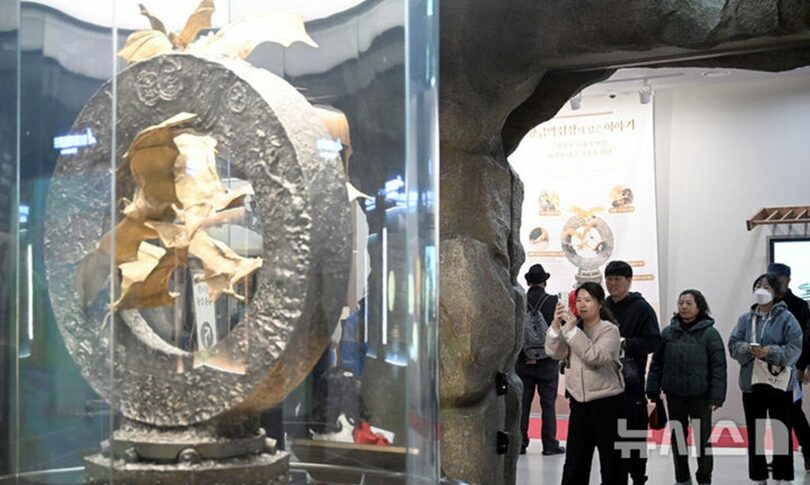 黄金コウモリ像(c)NEWSIS