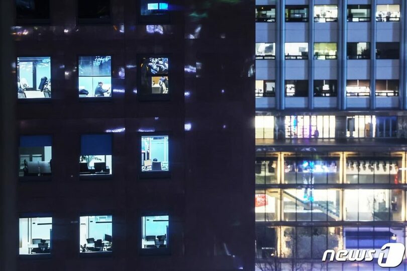 夕方の退勤時間帯、企業が入居するソウル市内のオフィスビルに明かりが灯っている(c)news1