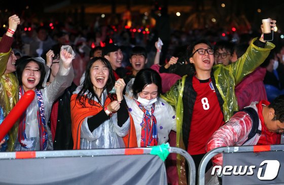 28日夜、ソウル・光化門広場で、サッカーW杯の韓国・ガーナ戦を見て、歓呼する市民ら(c)news1