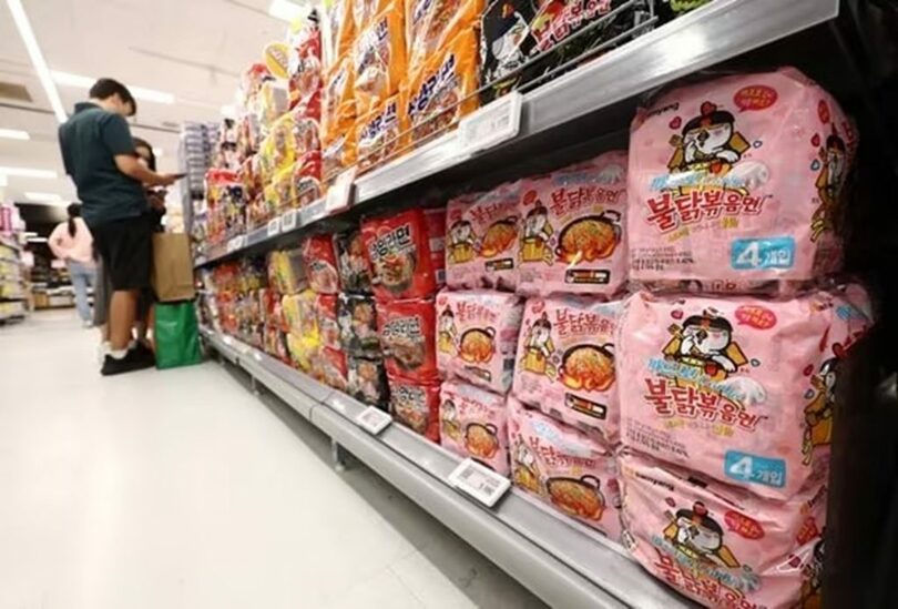 ソウル市内の大型スーパーに陳列されたブルダック炒め麺(c)news1