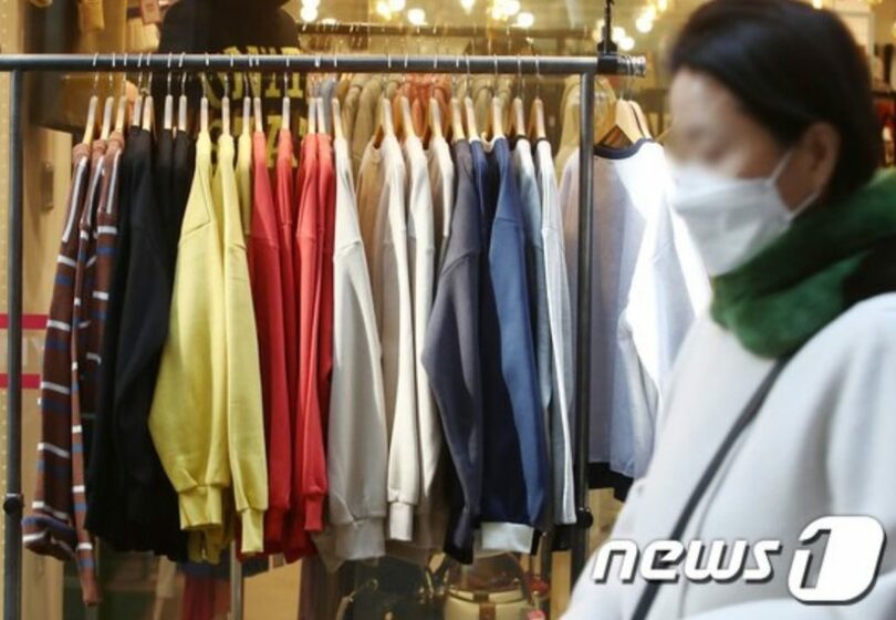 ソウル・明洞（ミョンドン）通りの衣類売場ショーウインドウに春服が陳列されている(c)news1