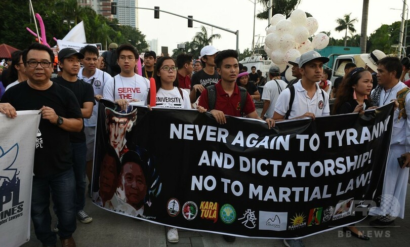 フィリピン、ドゥテルテ大統領の反対派と支持派がそれぞれ集会