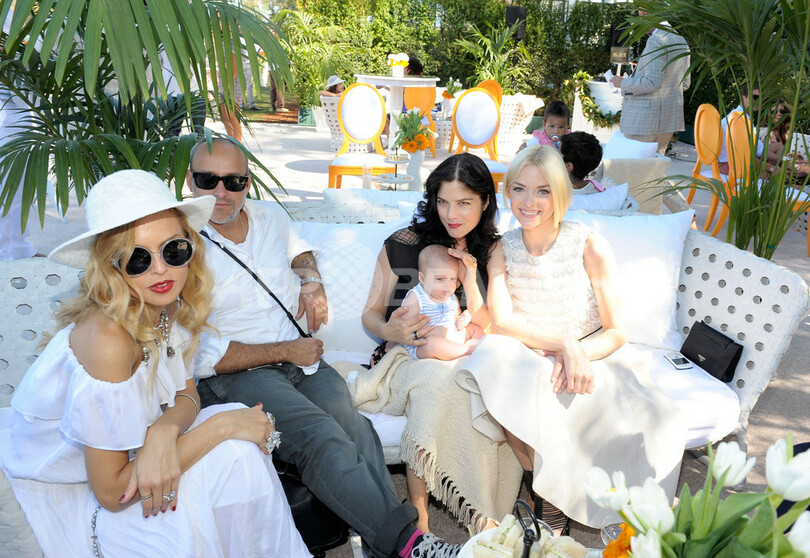 ヴーヴ・クリコ主催のポロ・イベント、レイチェル・ゾーが息子と一緒に登場