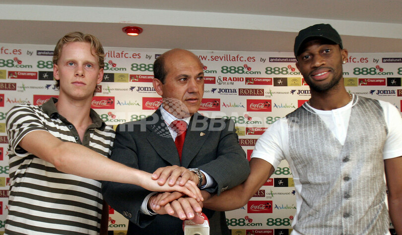 セビージャ デ・ムルとケイタの入団発表を行う