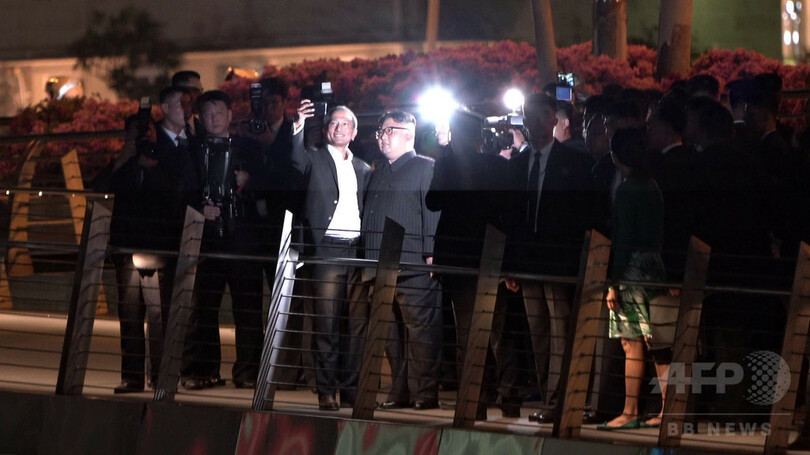 金正恩氏、会談前夜にシンガポール観光 外相と自撮りも