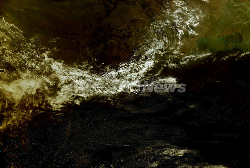 インドに伸びる月の影、金環日食の衛生写真 NASAが公開