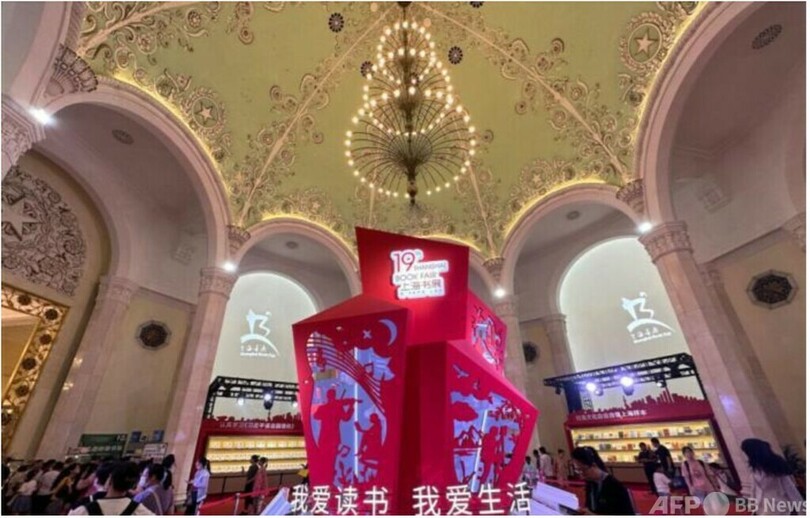 中国・上海で巨大ブックカフェ開催 歴史書から人気小説まで18万点