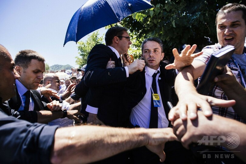 ボスニア虐殺20年の追悼式典、セルビア首相に投石