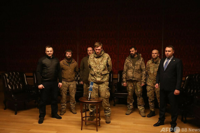 ウクライナ兵ら215人、捕虜交換で解放 ロシアには55人引き渡し 写真6枚 国際ニュース：AFPBB News