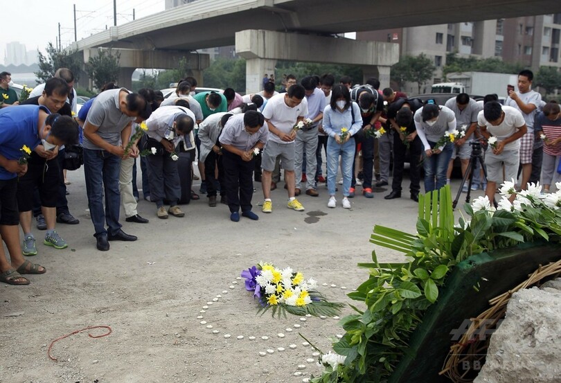 中国・天津爆発事故現場に雨、広がる汚染への不安
