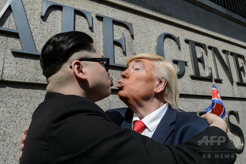 トランプ氏と金正恩氏のそっくりさん、仲良し姿を披露 香港