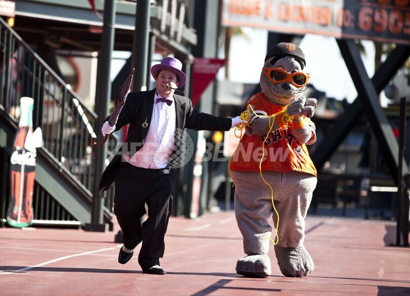 白血病の少年が「バットキッド」に、夢をかなえて大活躍