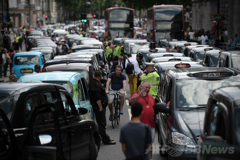 ロンドン・パリ大混乱、タクシー運転手が配車アプリに抗議 写真17枚 