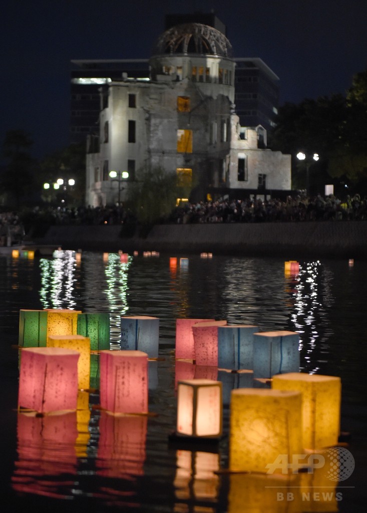 原爆の日の広島で灯籠流し、平和願う