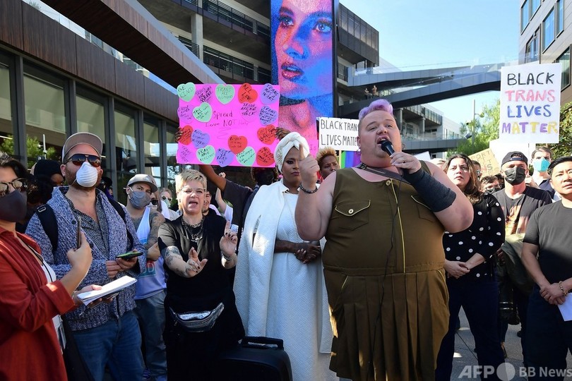 ネトフリ社屋前でデモ 「トランス嫌悪」のコメディー配信に抗議