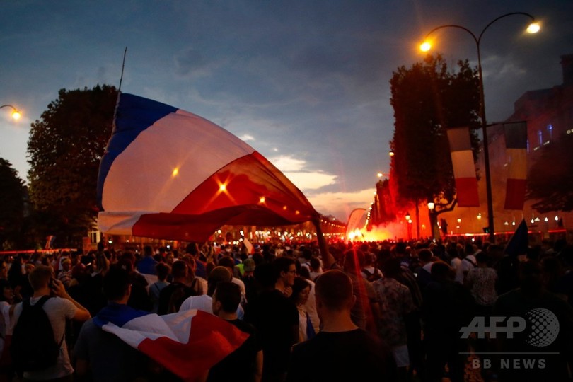 W杯制覇に歓喜 トリコロールに染まる仏パリの名所 写真14枚 国際ニュース Afpbb News