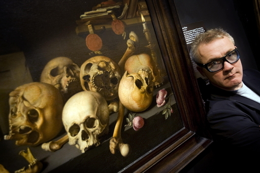 最も高価な現代芸術作品」、世界巡回展を開始 頭蓋骨にダイヤ