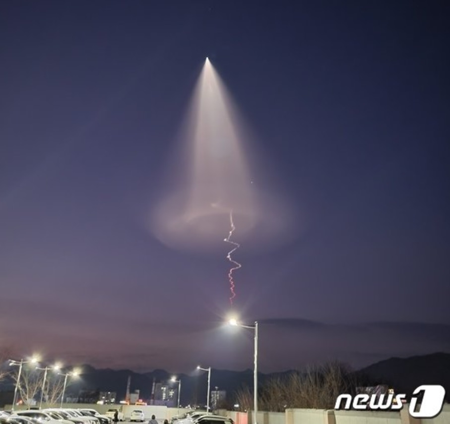 韓国「未確認飛行物体」は宇宙発射体…警察・消防に通報相次ぐ 写真枚 韓国「未確認飛行物体」は宇宙発射体…警察・消防に通報相次ぐ 写真枚