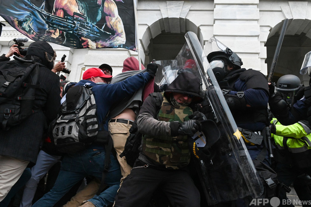 米議会警察官1人死亡 トランプ支持者の突入時に負傷 写真1枚 国際ニュース Afpbb News 米議会警察官1人死亡 トランプ支持者の突入時に負傷 写真1枚 国際ニュース Afpbb News