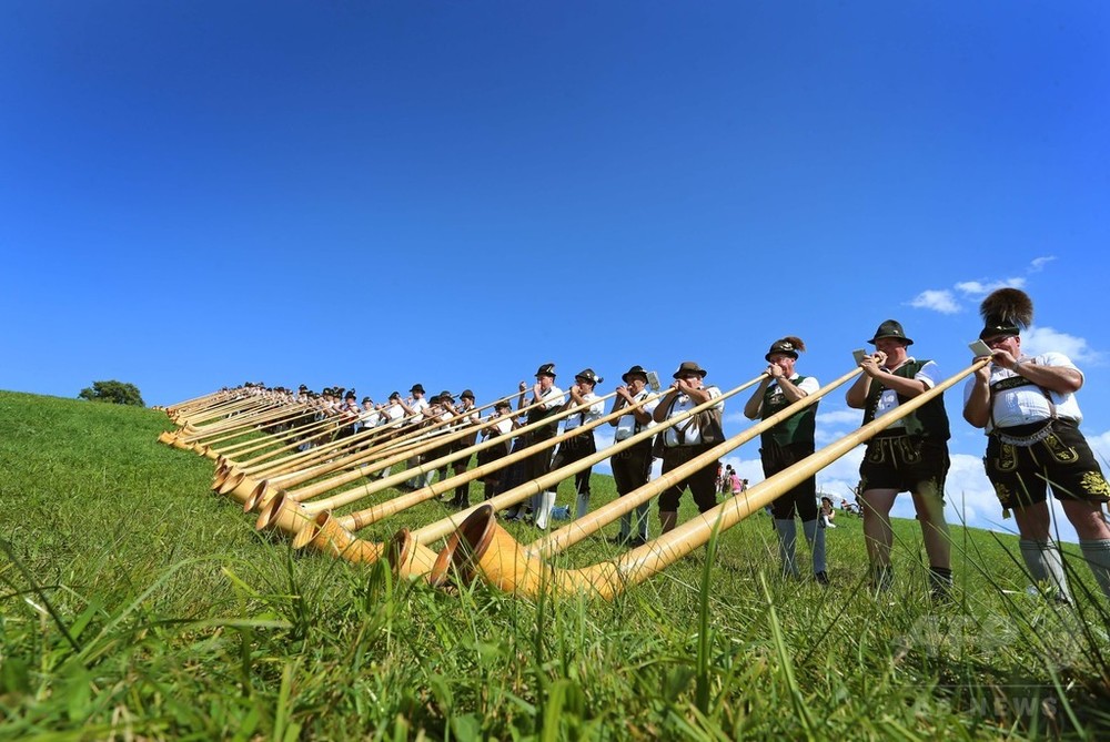 300人のアルペンホルン奏者が一堂に会してコンサート、独南部 写真7枚