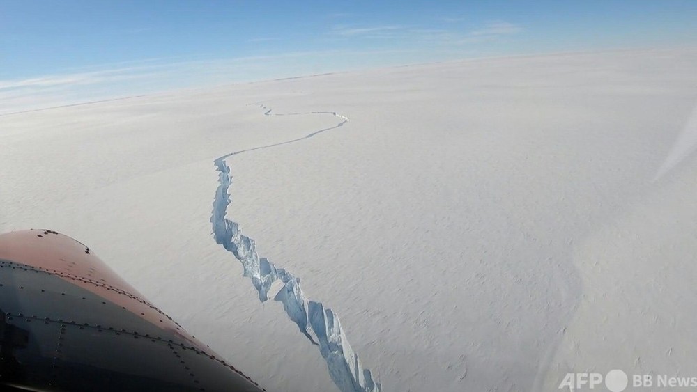 動画：分離する巨大氷山、南極・英調査基地近く 空撮映像