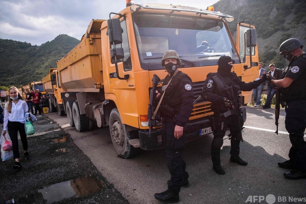 セルビア・コソボ国境で緊張高まる ナンバープレートめぐり対立