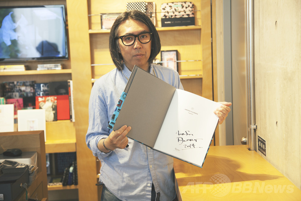 藤原ヒロシ初のモノグラフ、「ブックマーク」でサイン本限定発売