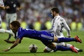 サッカー欧州チャンピオンズリーグ2014-15（UEFA Champions League 2014-15）グループB第1節、レアル・マドリード（Real Madrid）対FCバーゼル（FC Basel）。レアル・マドリードのナチョ(Jose Ignacio Fernandez Iglesias &apos;Nacho&apos;、右）とボールを競るFCバーゼルの柿谷曜一朗（Yoichiro Kakitani、2014年9月16日撮影）。(c)AFP/JAVIER SORIANO