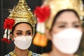タイの首都バンコクのエラワン廟（びょう）で、踊りを披露する舞踊団（2022年6月24日撮影）。(c)Manan VATSYAYANA / AFP